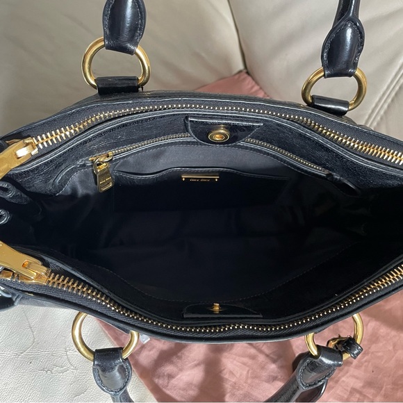 Authentic Miu Miu black soft leather double zip bag with adjustable strap - Picture 6 of 14